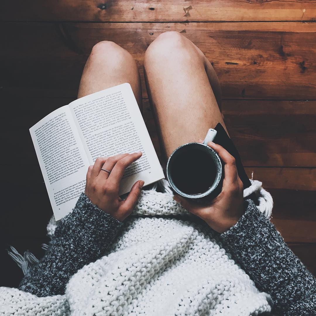 Девушка с книгой и кофе